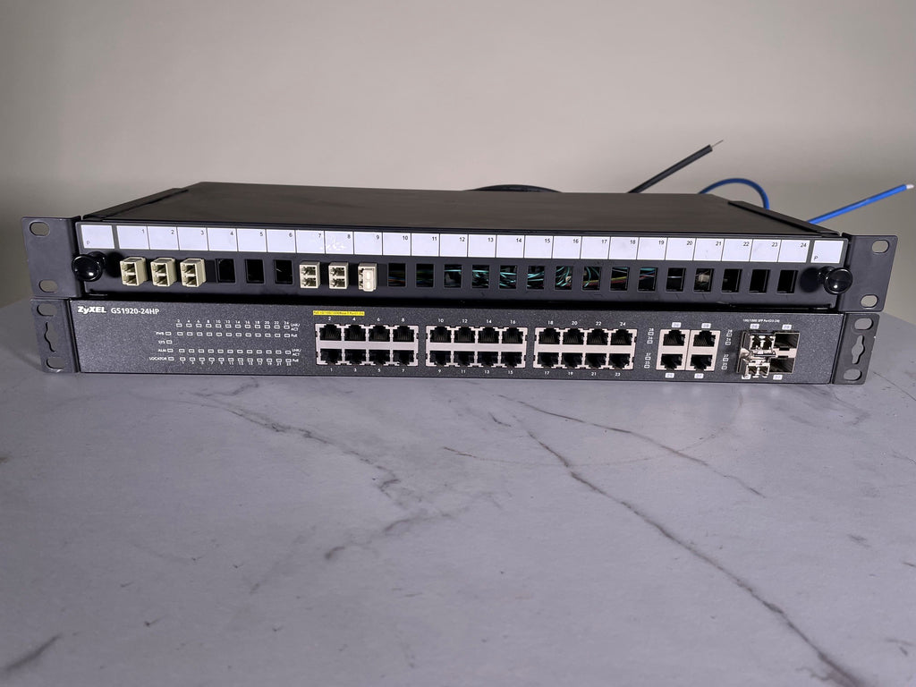LOT – Switch ZyXEL GS1920-24HP PoE+ 24 ports + Panneau de brassage fibre optique 24 ports LC duplex