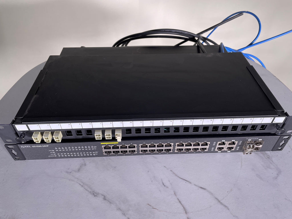 LOT – Switch ZyXEL GS1920-24HP PoE+ 24 ports + Panneau de brassage fibre optique 24 ports LC duplex