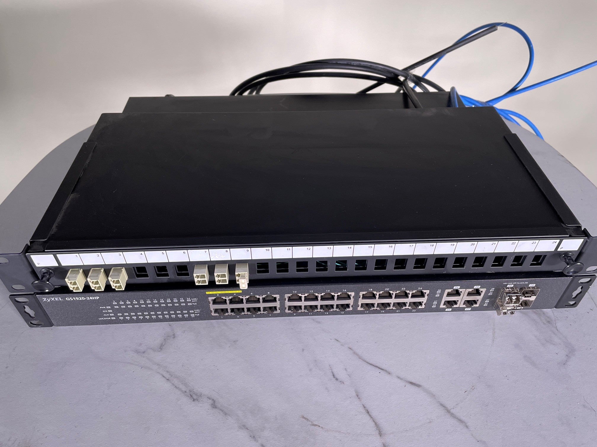 LOT – Switch ZyXEL GS1920-24HP PoE+ 24 ports + Panneau de brassage fibre optique 24 ports LC duplex