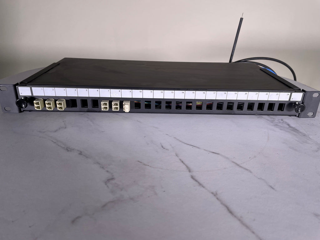 LOT – Switch ZyXEL GS1920-24HP PoE+ 24 ports + Panneau de brassage fibre optique 24 ports LC duplex