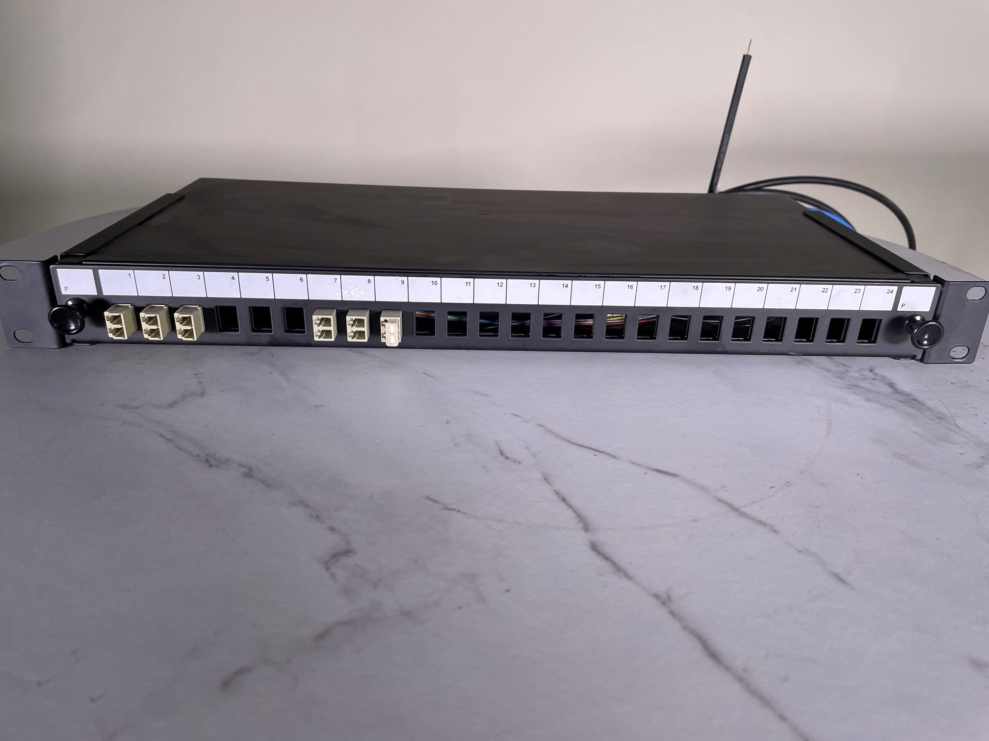 LOT – Switch ZyXEL GS1920-24HP PoE+ 24 ports + Panneau de brassage fibre optique 24 ports LC duplex