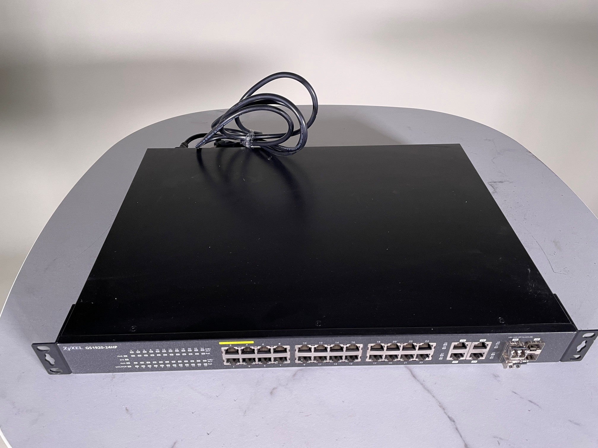 LOT – Switch ZyXEL GS1920-24HP PoE+ 24 ports + Panneau de brassage fibre optique 24 ports LC duplex