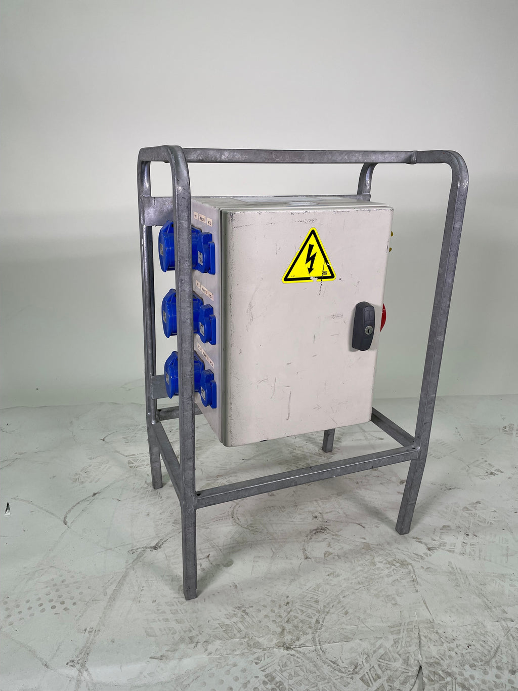 Armoire électrique de chantier triphasée – 6 prises – avec arrêt d’urgence