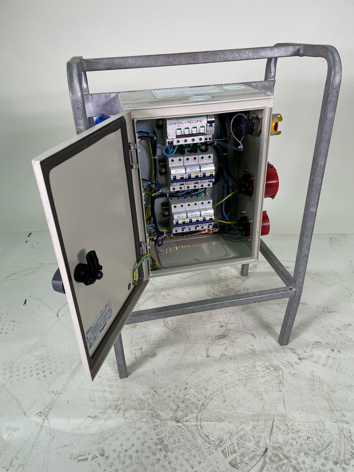 Armoire électrique de chantier triphasée – 6 prises – avec arrêt d’urgence