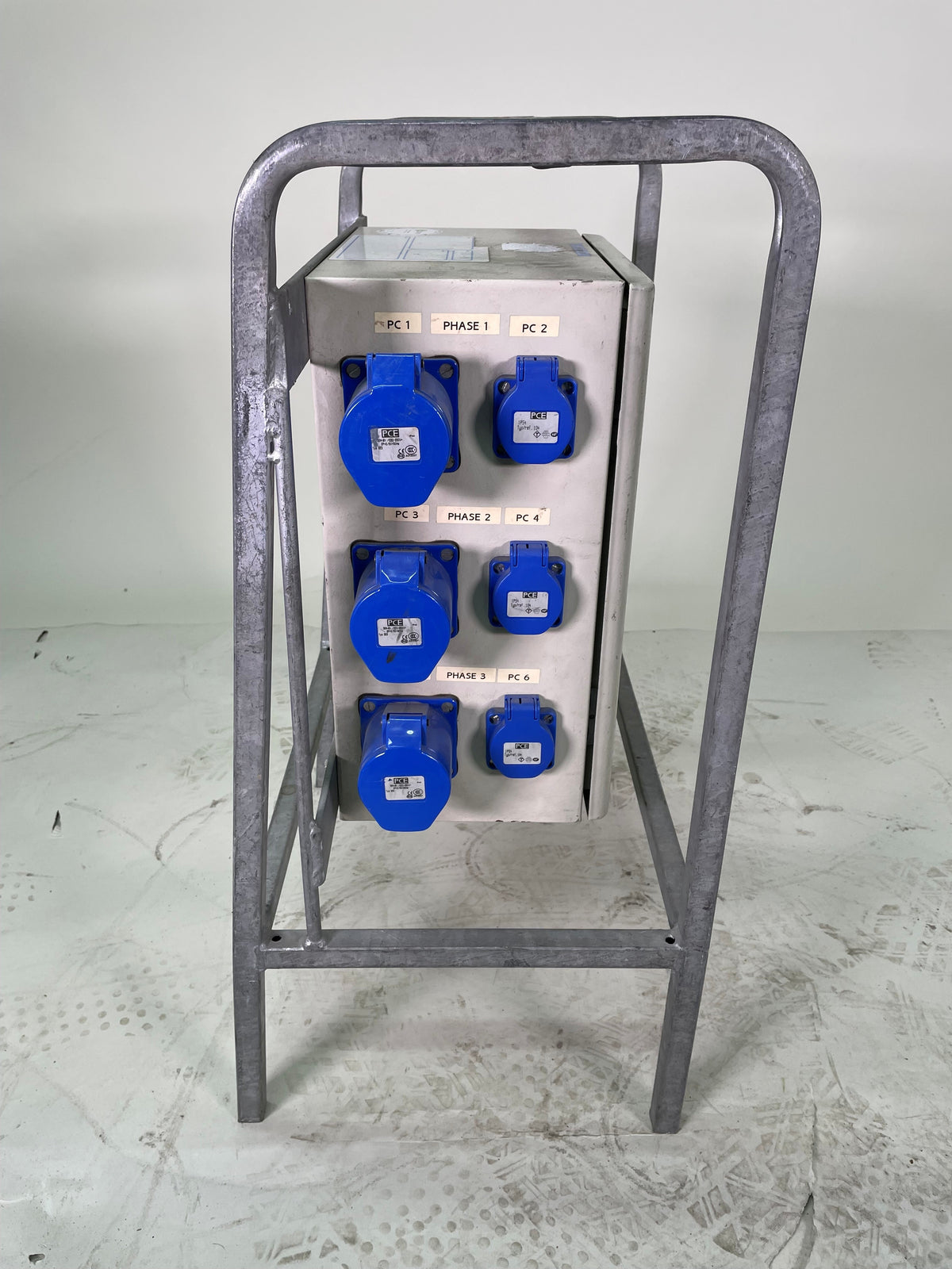 Armoire électrique de chantier triphasée – 6 prises – avec arrêt d’urgence