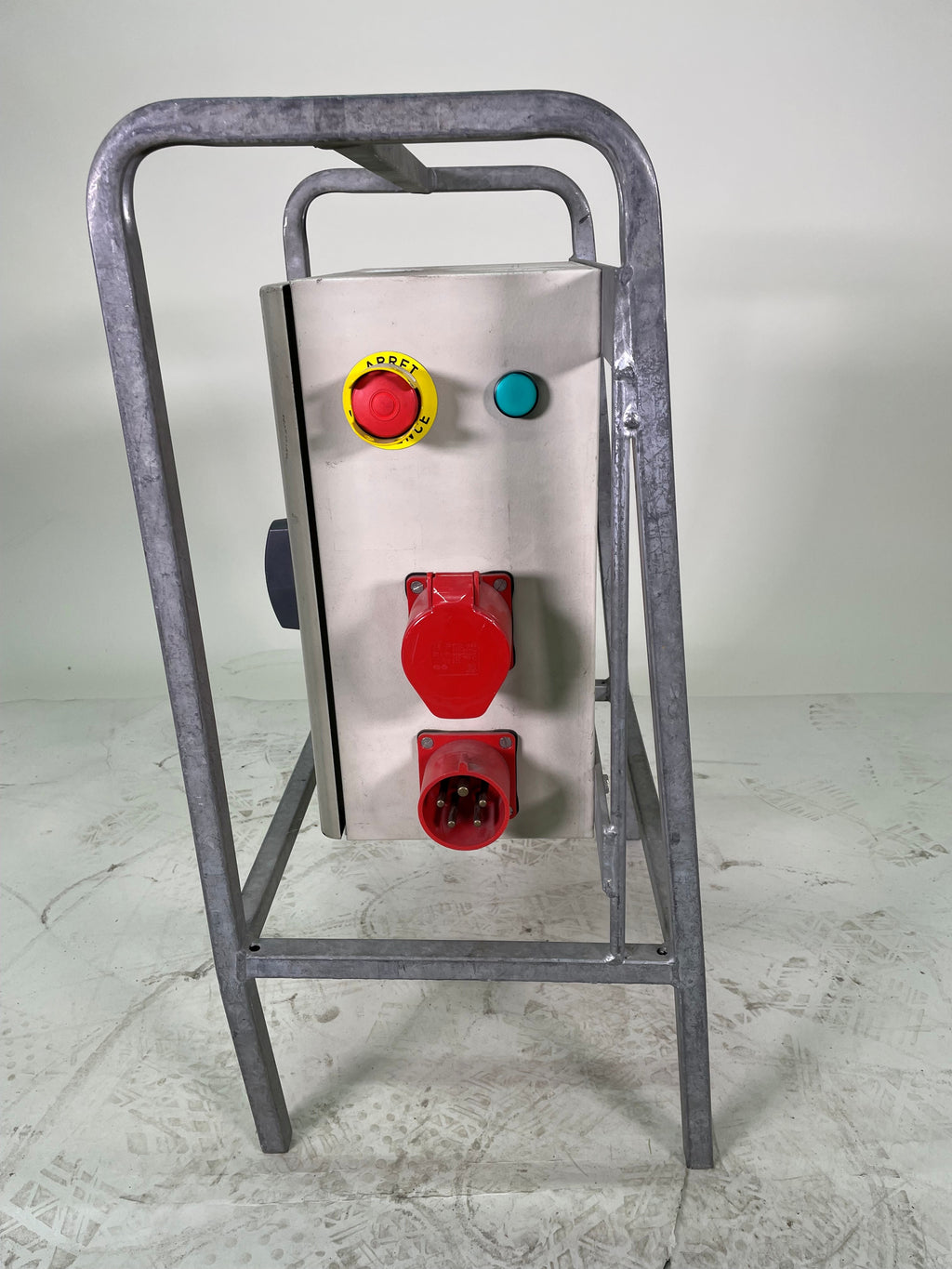 Armoire électrique de chantier triphasée – 6 prises – avec arrêt d’urgence