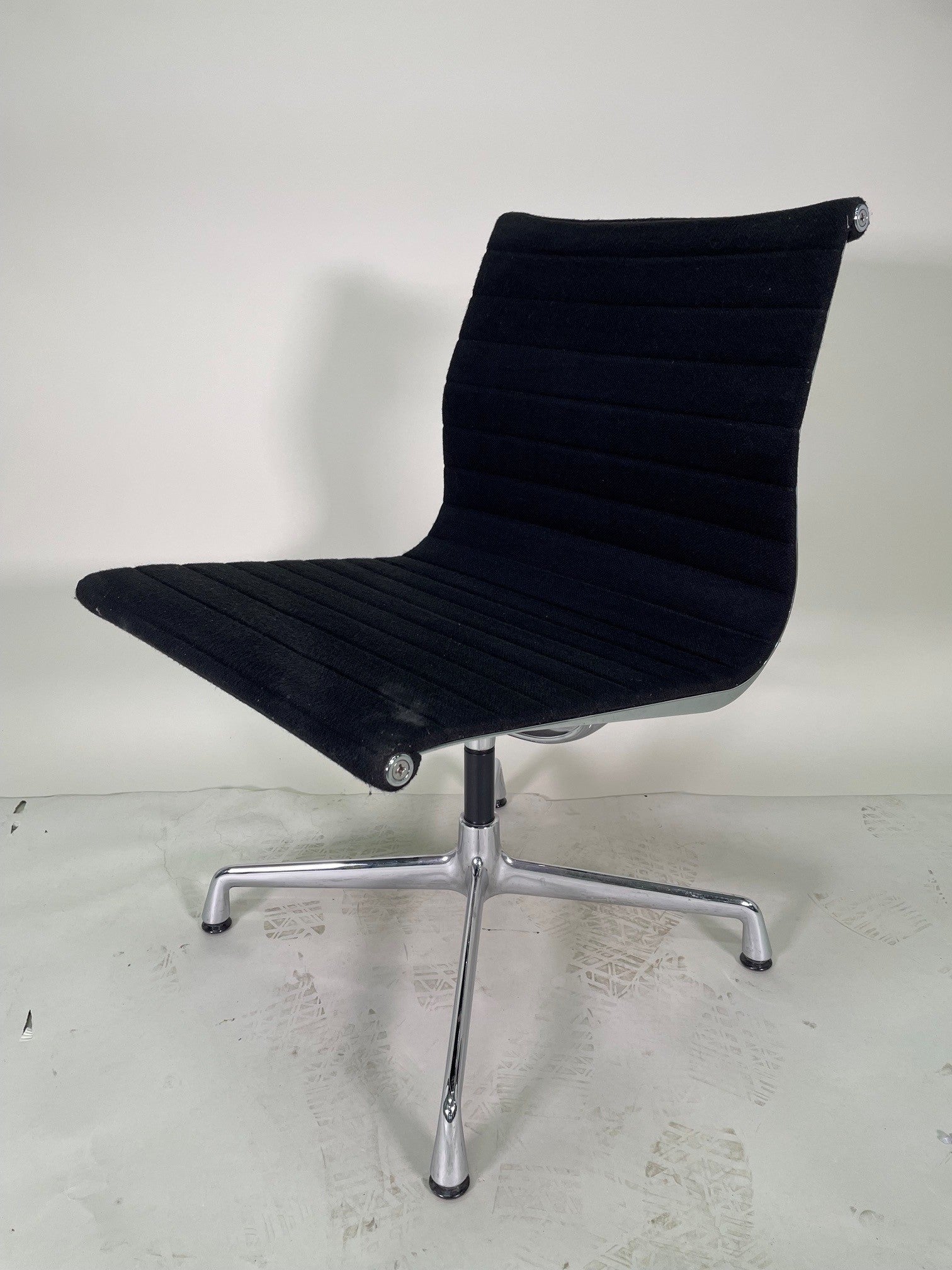 Chaise de bureau Eames Aluminium Group EA108 noir