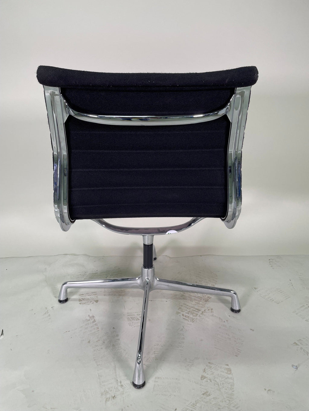 Chaise de bureau Eames Aluminium Group EA108 noir