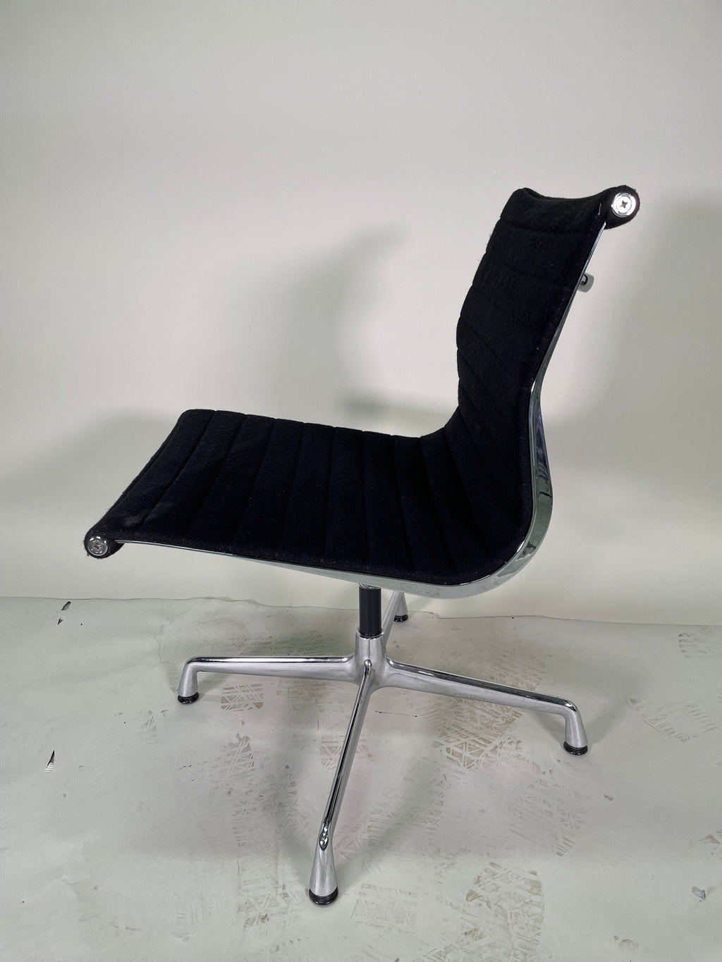 Chaise de bureau Eames Aluminium Group EA108 noir