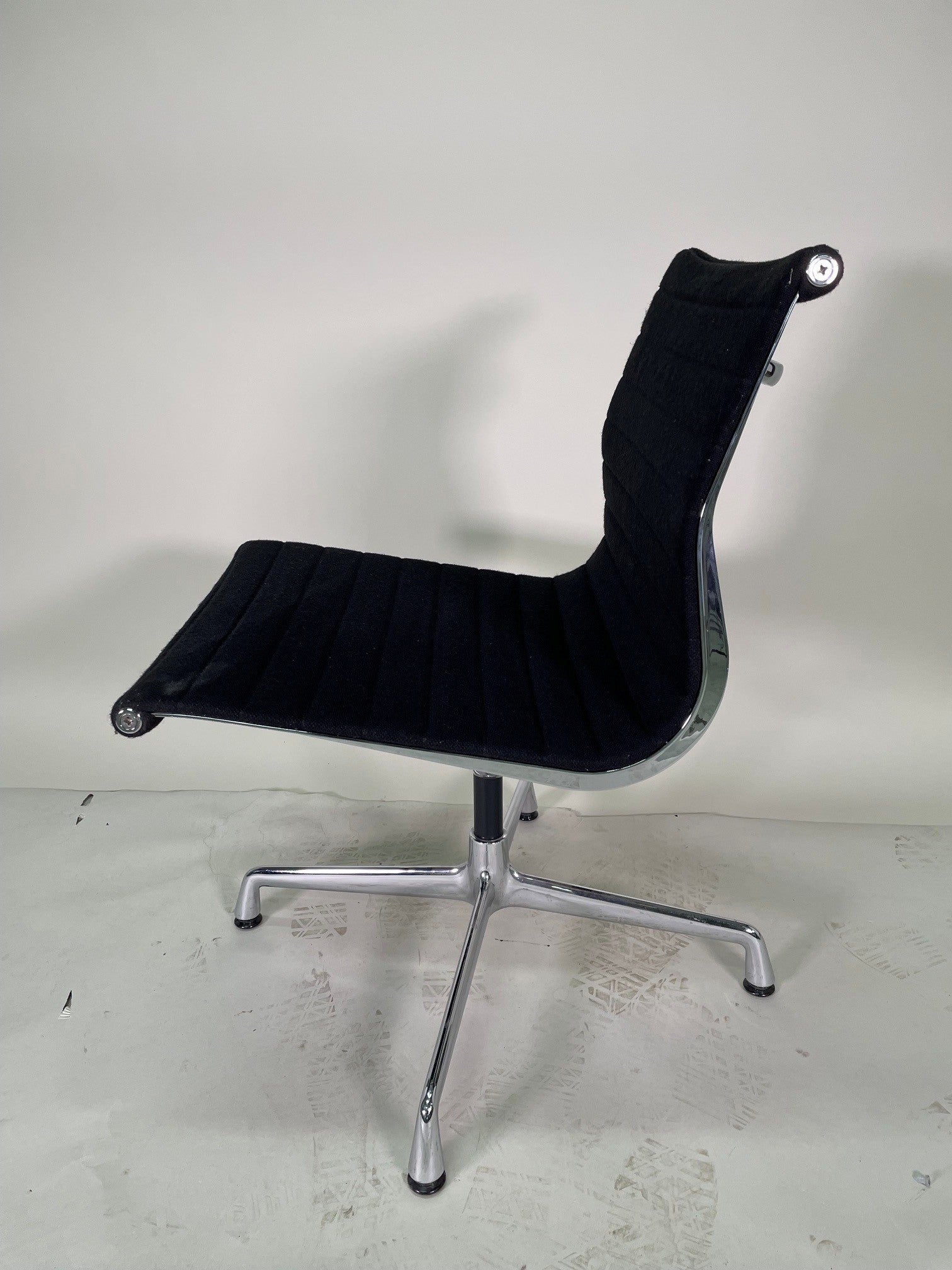 Chaise de bureau Eames Aluminium Group EA108 noir