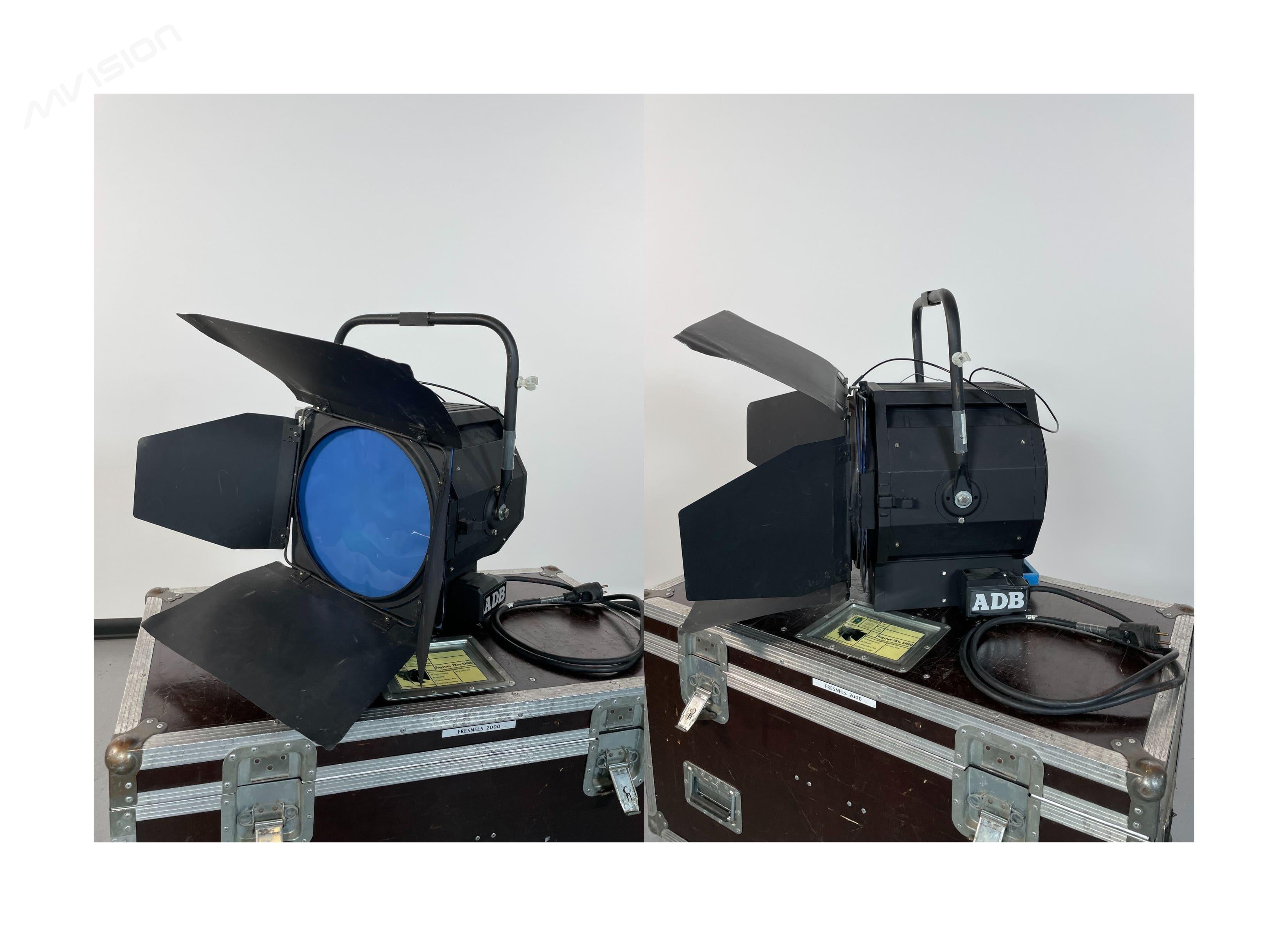 2 Fresnel 2kW SH20 ADB (en flight roulette)