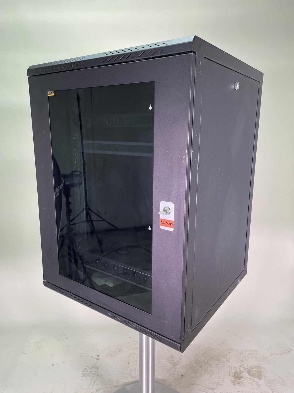 Baie murale 19" 15U Ecrus – 600×600mm – Porte vitrée fumée + Accessoires inclus