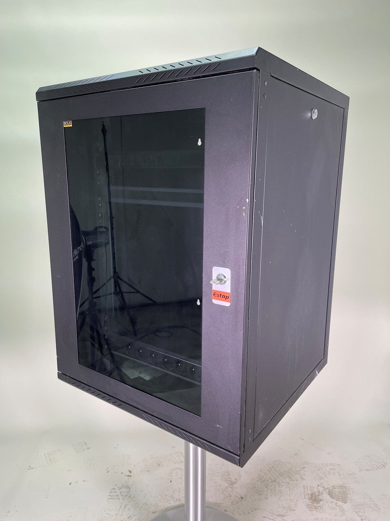 Baie murale 19" 15U Ecrus – 600×600mm – Porte vitrée fumée + Accessoires inclus