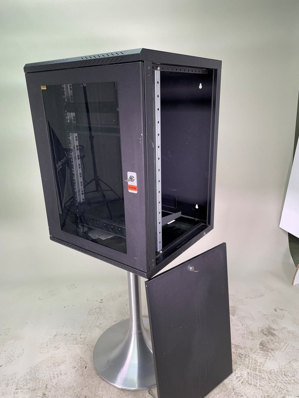 Baie murale 19" 15U Ecrus – 600×600mm – Porte vitrée fumée + Accessoires inclus