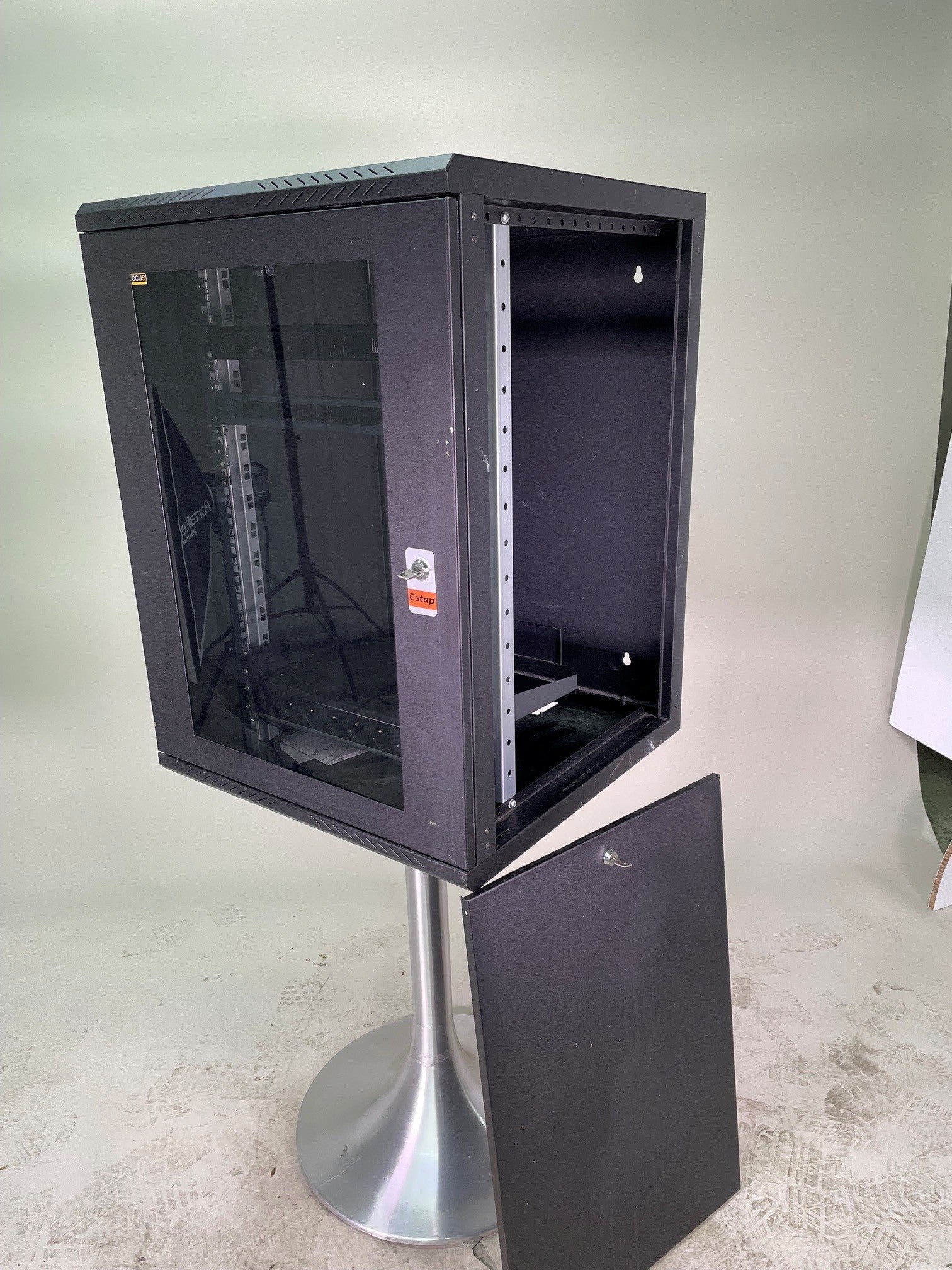 Baie murale 19" 15U Ecrus – 600×600mm – Porte vitrée fumée + Accessoires inclus