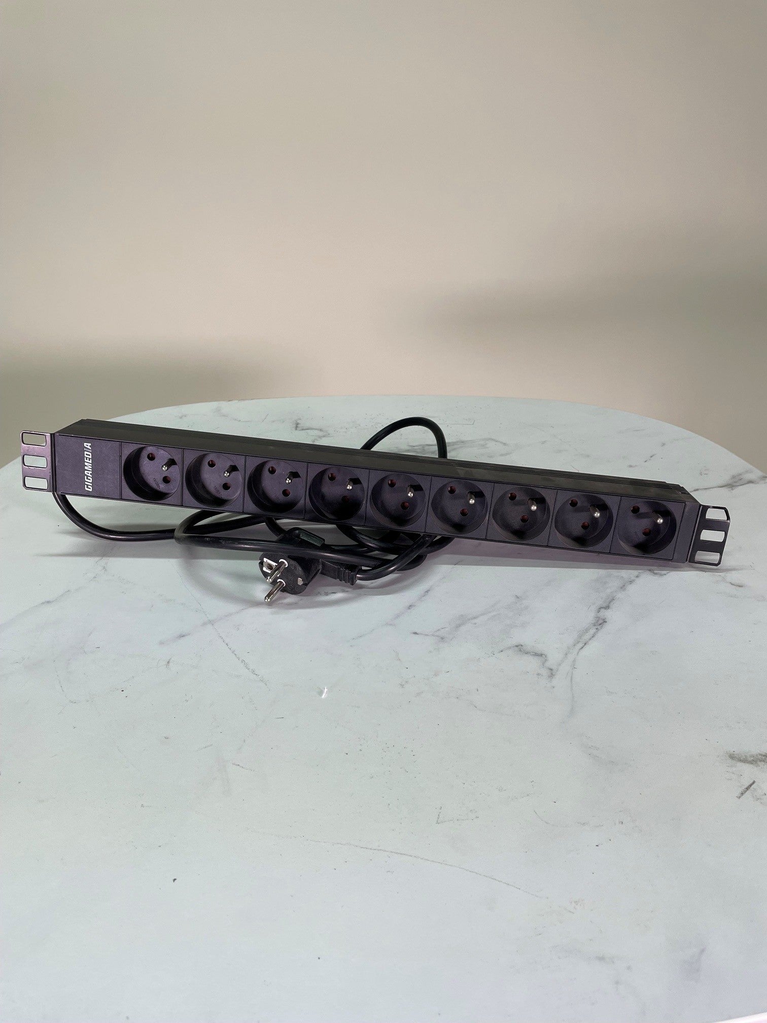 Bandeau multiprise rack 19" Gigamedia GGMB9P – 9 prises UTE – 16A 250V