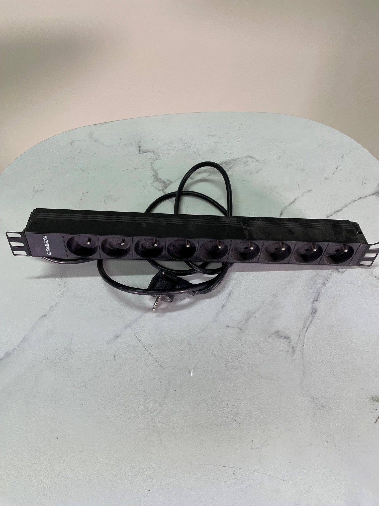 Bandeau multiprise rack 19" Gigamedia GGMB9P – 9 prises UTE – 16A 250V