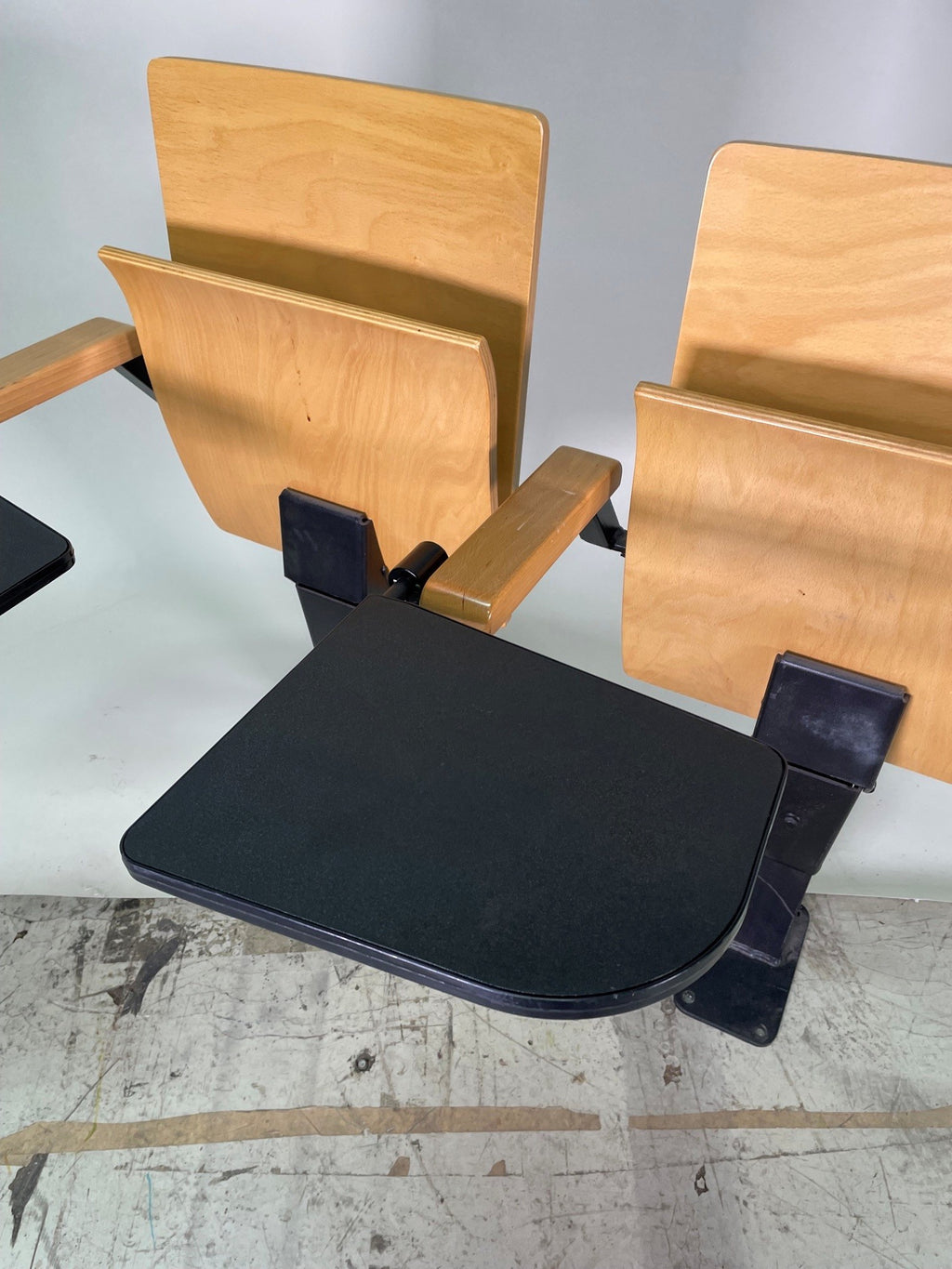 Rangée de 2 strapontins à fixer en hêtre avec tablettes écritoires – assises rabattables