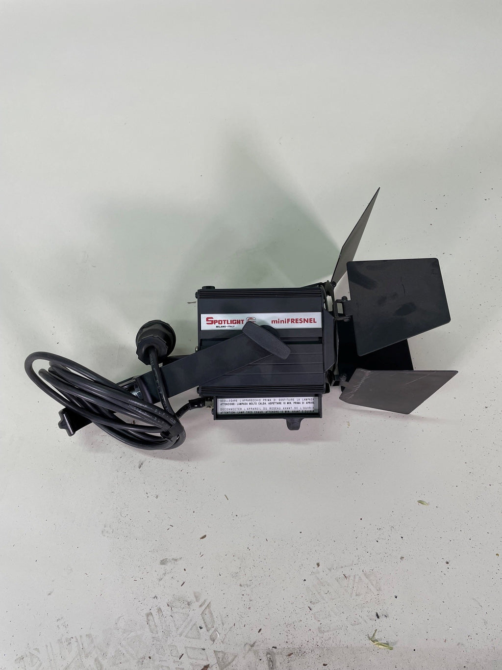 Projecteur miniFresnel 300W – Spotlight Milano – avec volets 4 faces et pince Doughty
