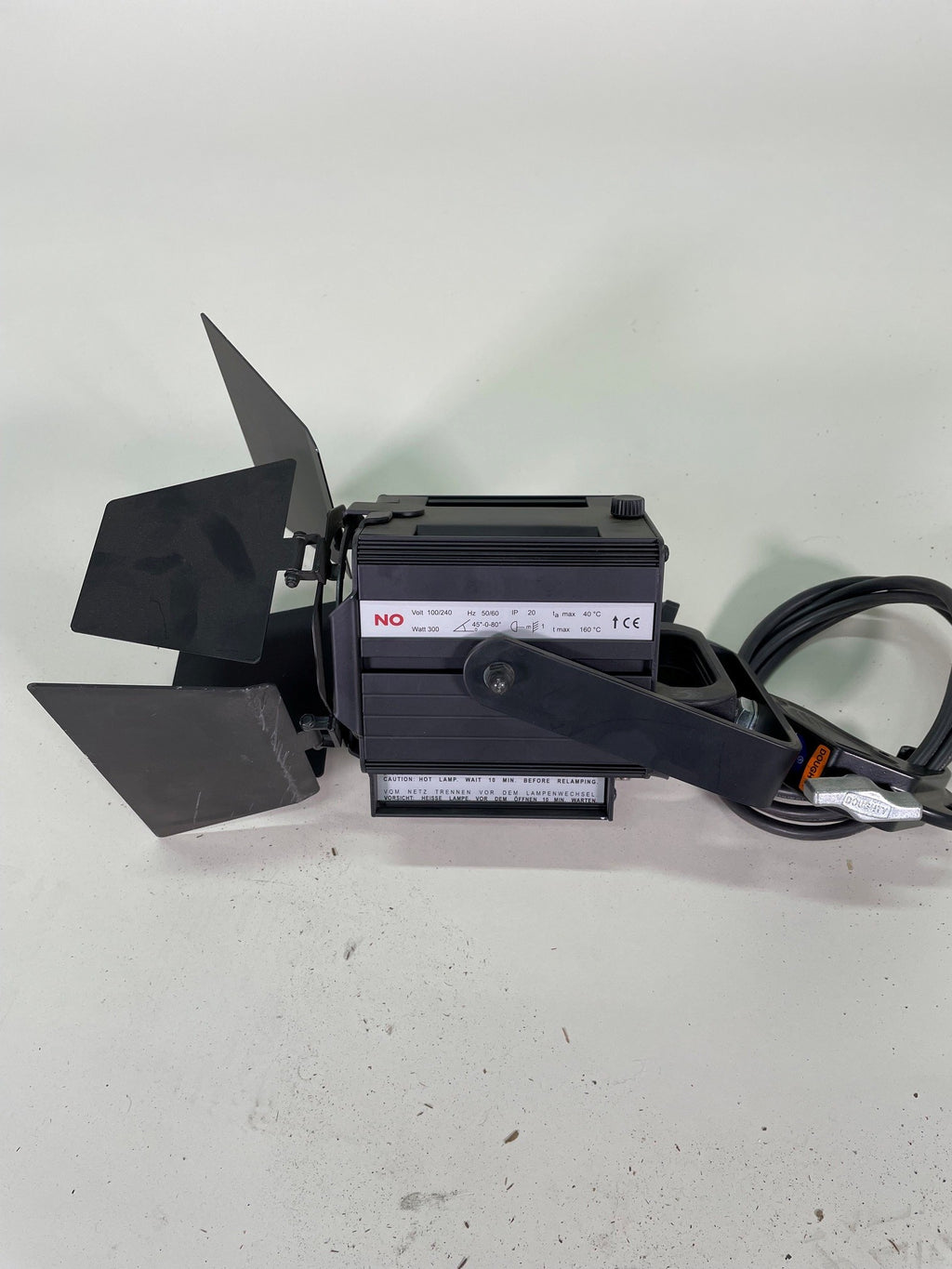 Projecteur miniFresnel 300W – Spotlight Milano – avec volets 4 faces et pince Doughty