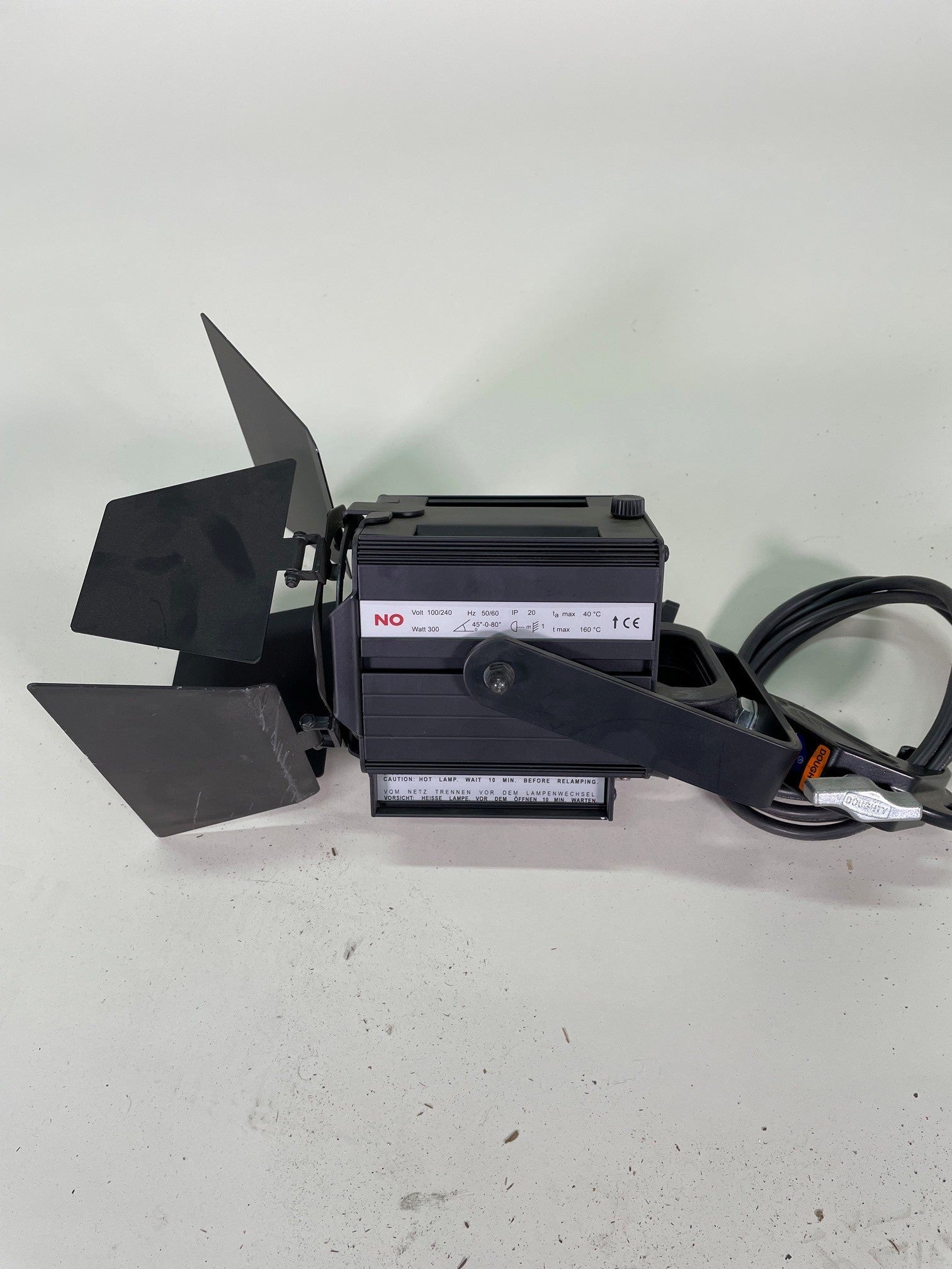 Projecteur miniFresnel 300W – Spotlight Milano – avec volets 4 faces et pince Doughty