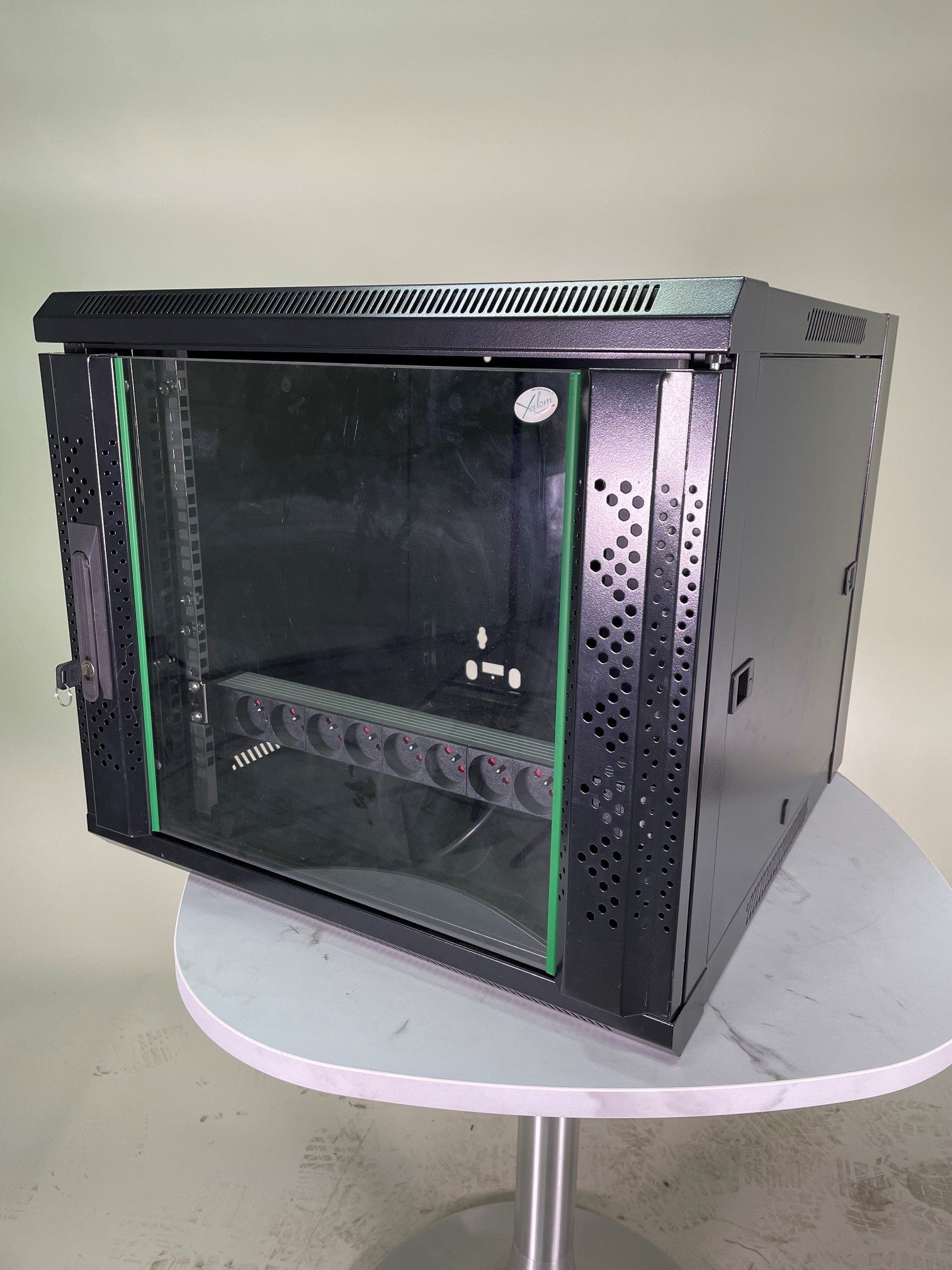 Baie murale 9U Xalan – 600×600mm – Porte vitrée + Multiprise rack incluse