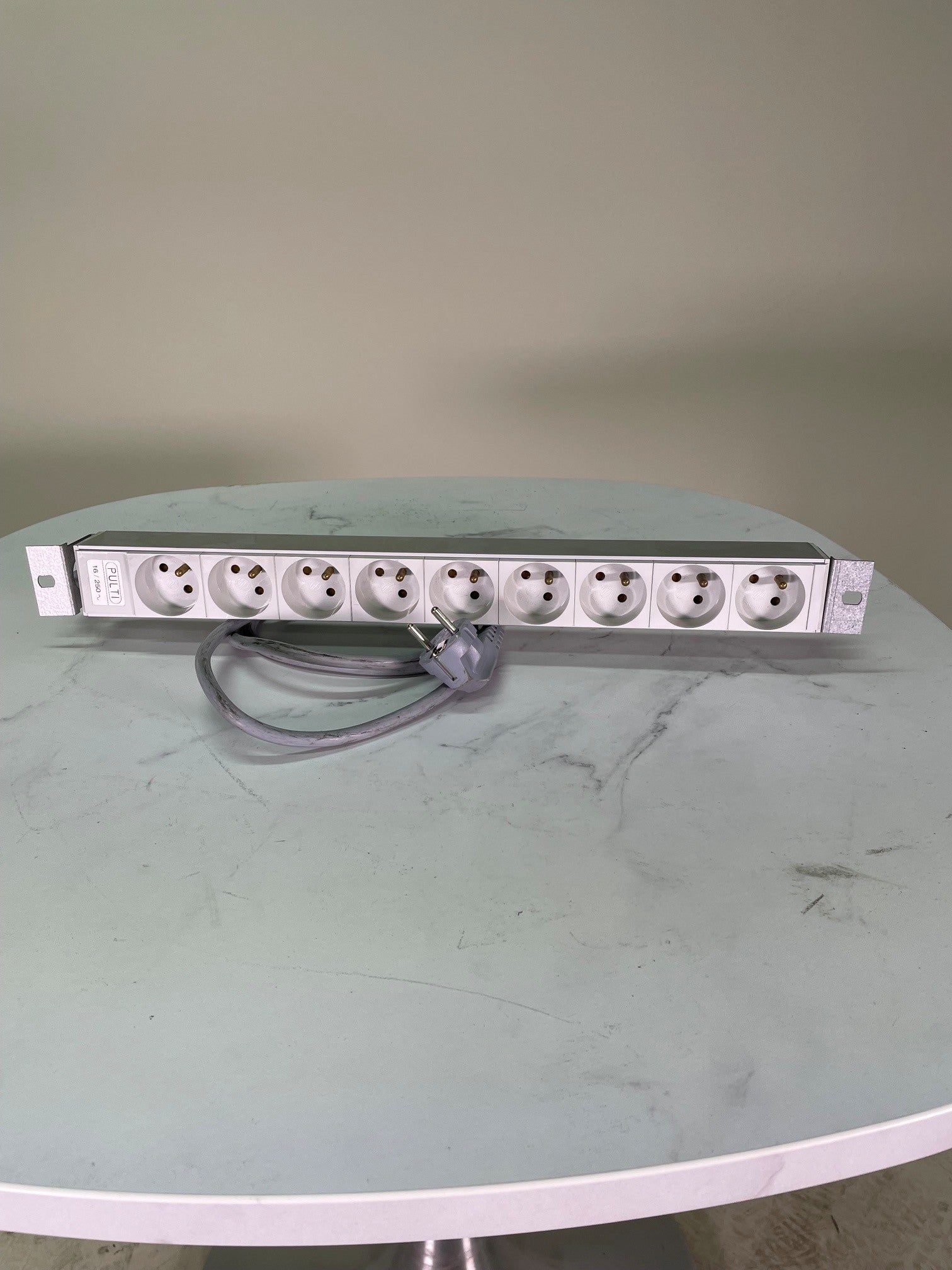 Bandeau multiprise rack 19" PGEP – 9 prises UTE – 16A 250V – Réf. 600198
