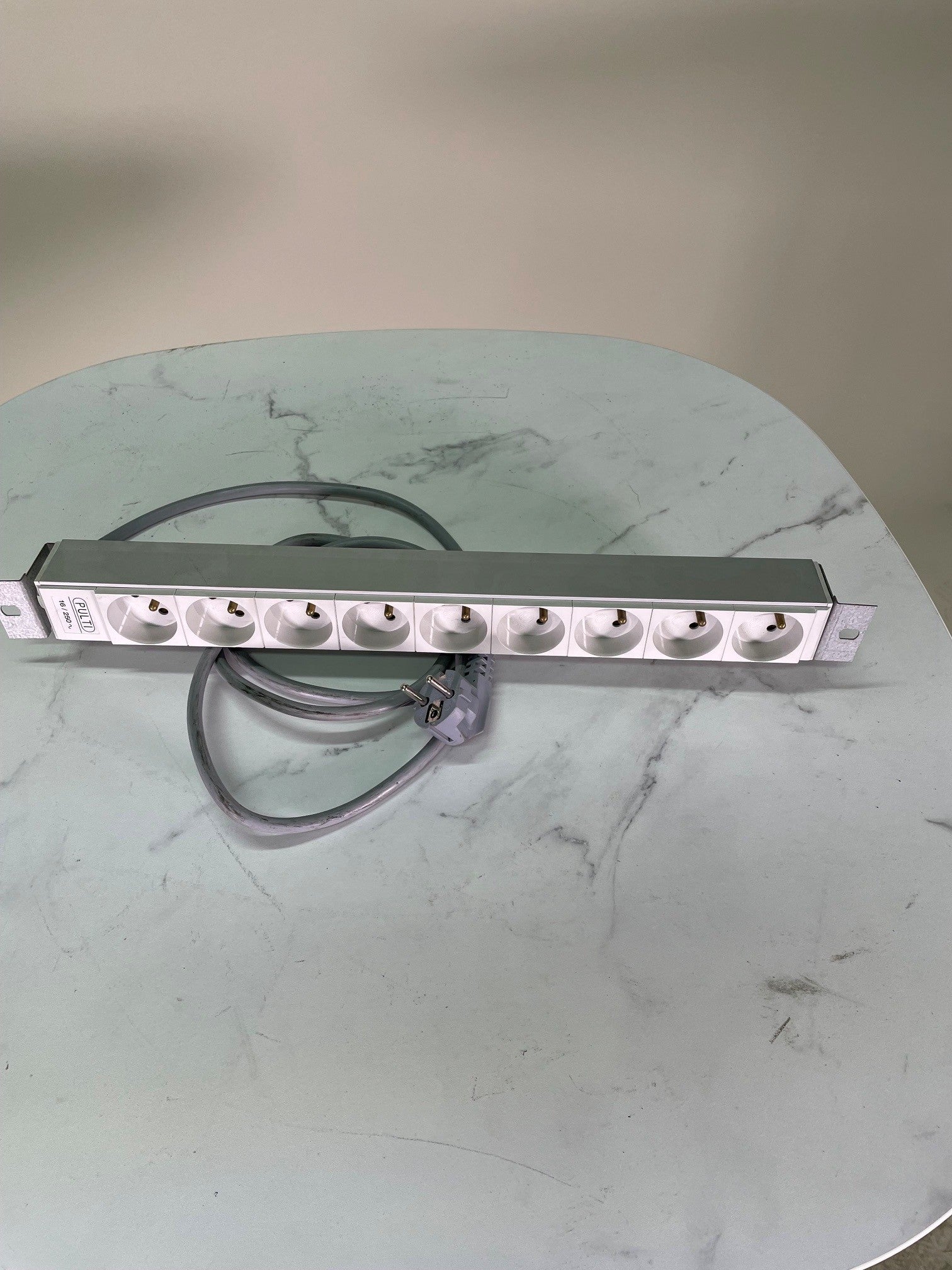 Bandeau multiprise rack 19" PGEP – 9 prises UTE – 16A 250V – Réf. 600198