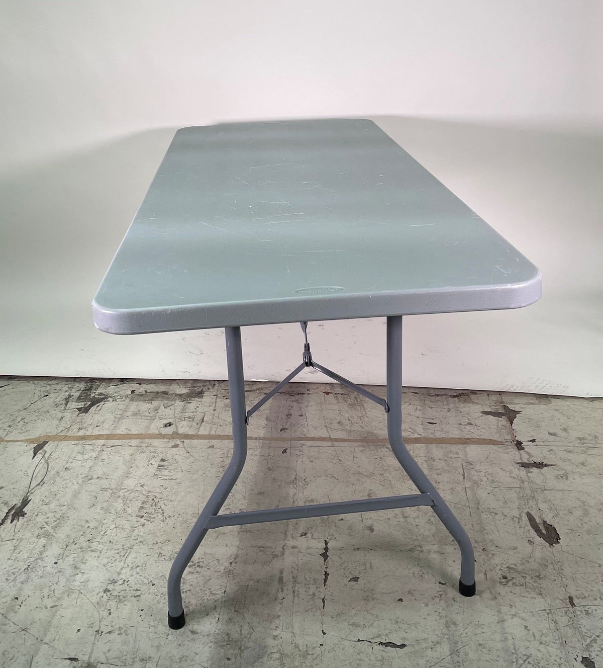 Table pliante  182 × 75 cm – plateau gris, piètement acier
