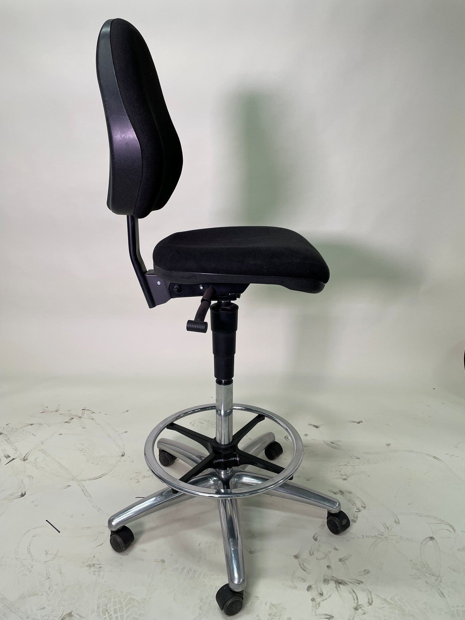 Tabouret haut mobile ergonomique