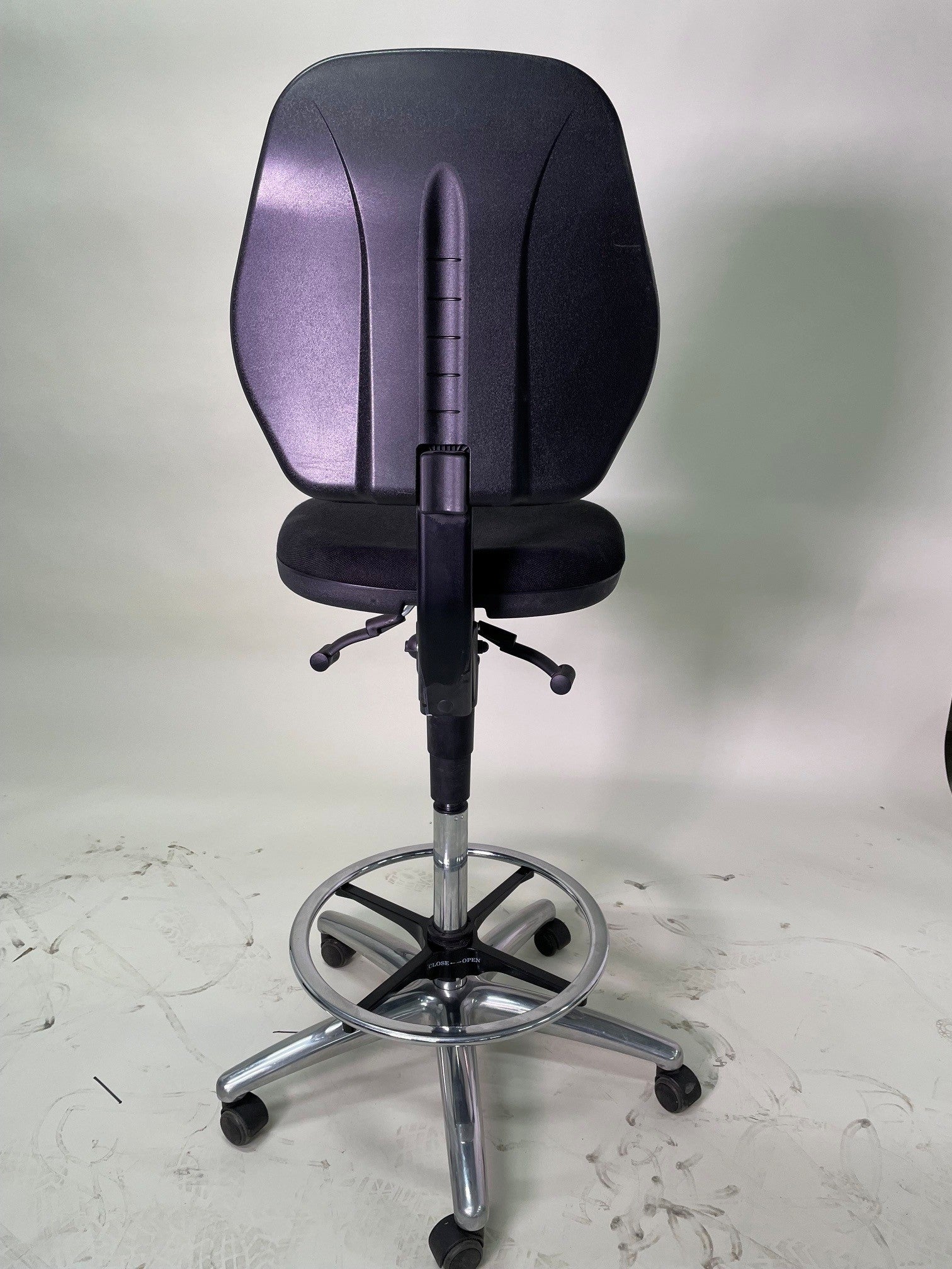 Tabouret haut mobile ergonomique